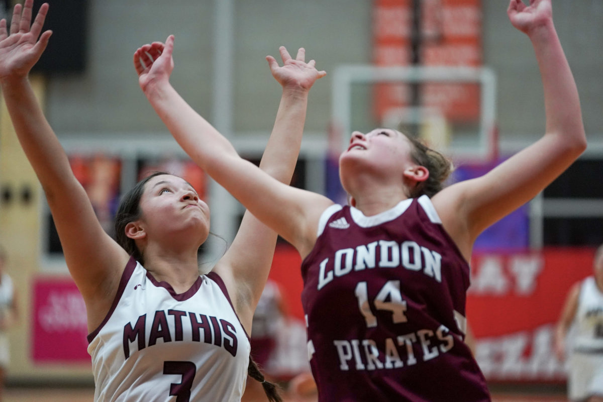 mathis-london-girls-basketball-playoffs00019